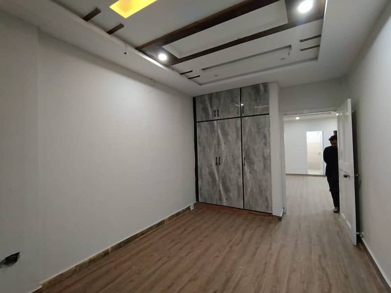 Corner 1000 Sq. Ft Fully Renovated Office Available On Rent Main Road Located Front Side 7