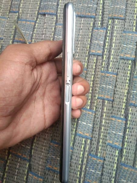 vivo y20 . . . box sath ha . . charger nhi haa. . 3