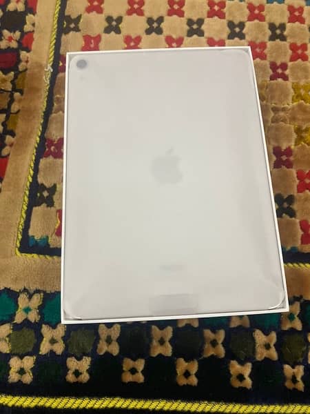 iPad Air 5  M1 chip Starlight 64GB complete box . 1