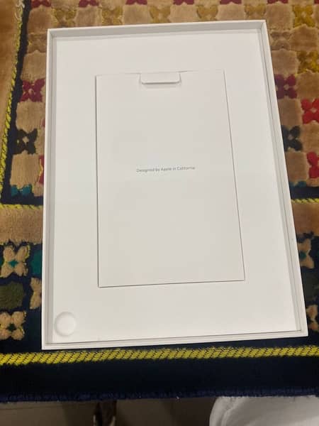 iPad Air 5  M1 chip Starlight 64GB complete box . 2