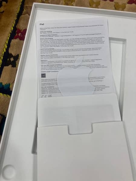 iPad Air 5  M1 chip Starlight 64GB complete box . 3