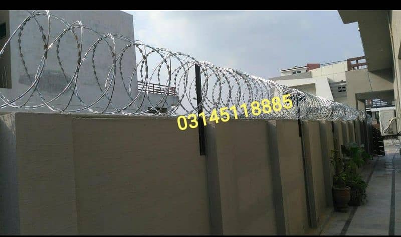 Complete installation Razor Wire Concertina Barbed  Chainlink Fence 4