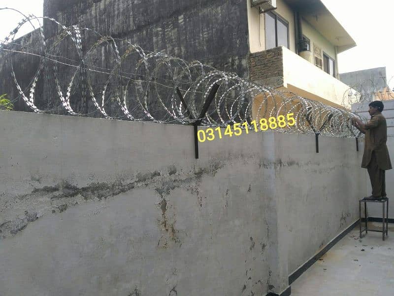 Complete installation Razor Wire Concertina Barbed  Chainlink Fence 8