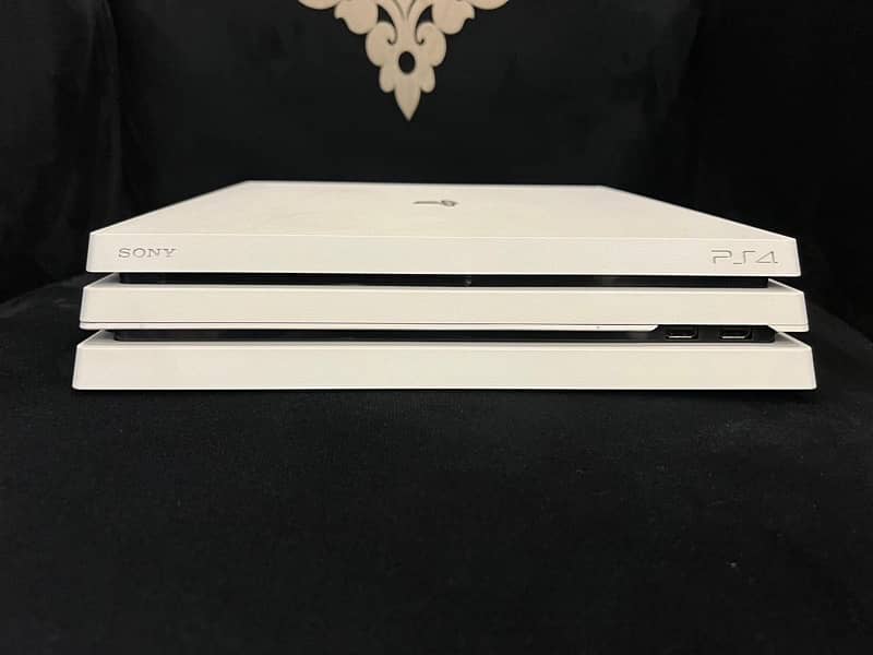 PLAYSTATION 4 PRO IN SUPERB MINT CONDITION UP FOR SALE 3