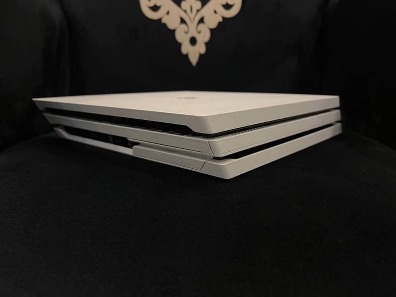 PLAYSTATION PRO 1TB LIMITED EDITION 8