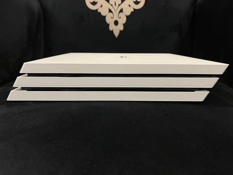 PLAYSTATION PRO 1TB LIMITED EDITION 10