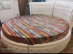 round bed