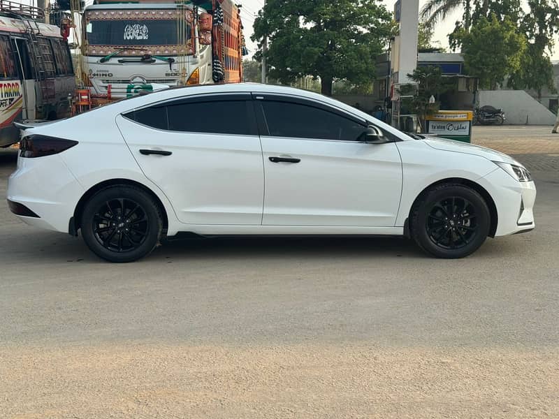 Hyundai Elantra Model 2021 (new rims)100%  original condition 2