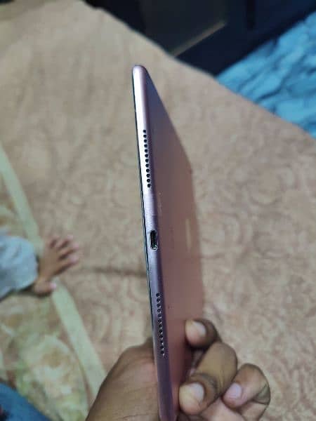 ipad pro 9.7 128gp glass break aur Koi 3