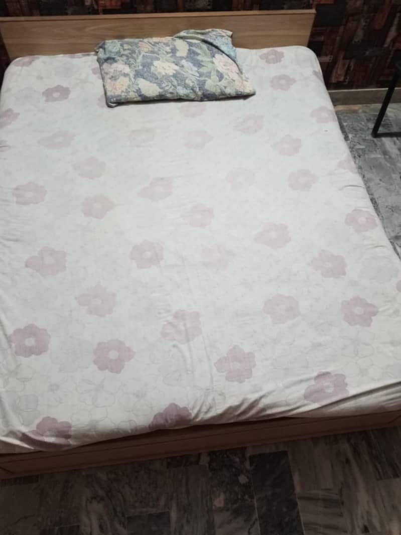 Queen Size Laminated Bed with mattress 4