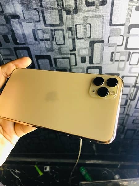 iPhone 11 Pro Max GOLD 7