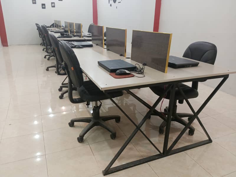 Modern Workstation for 6-8 Agents 1