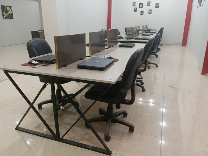 Modern Workstation for 6-8 Agents 2