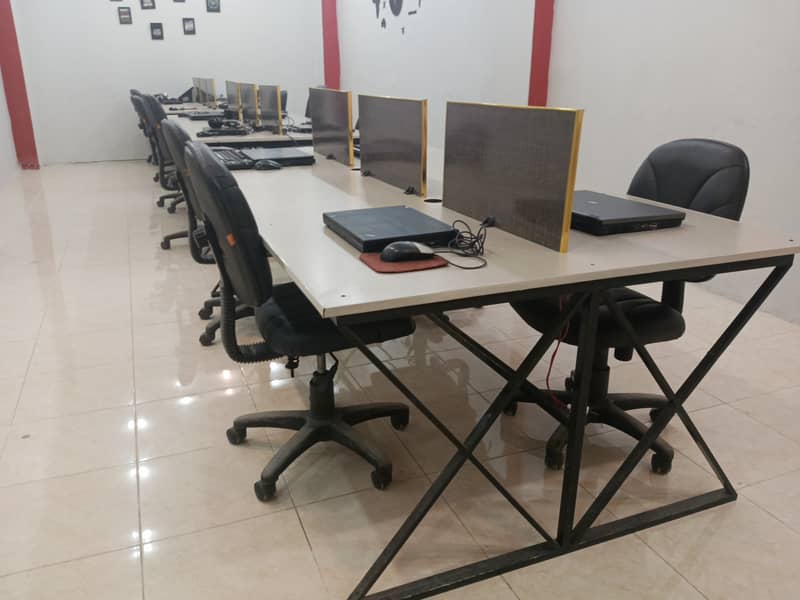 Modern Workstation for 6-8 Agents 6