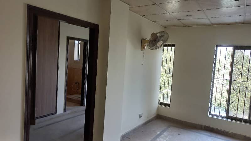 1 BED NEW EXCELLENT CONDITION GOOD FLAT FOR RENT IN BAHRIA TOWN LAHORE 0