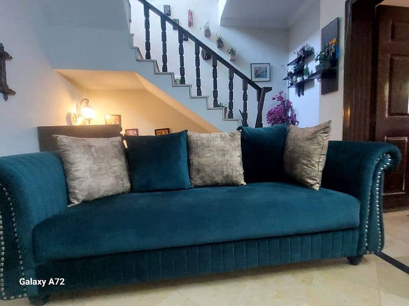 selling my sofa. 0