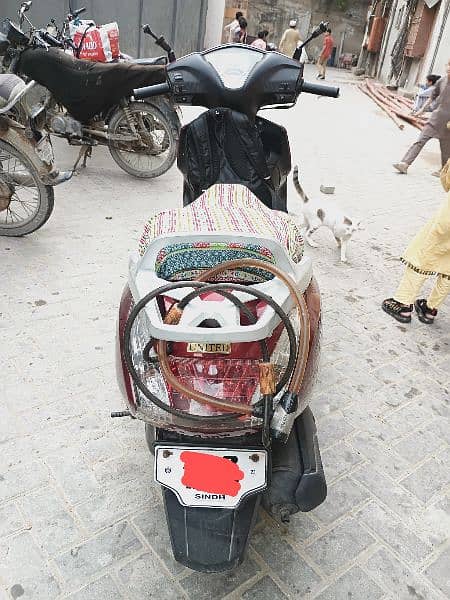 United Scooty 100c only 2000 km Chali hue hai. light sa dant hai. 1