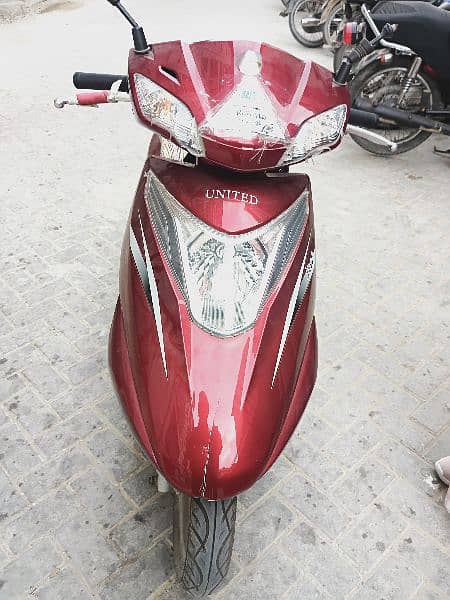 United Scooty 100c only 2000 km Chali hue hai. light sa dant hai. 2