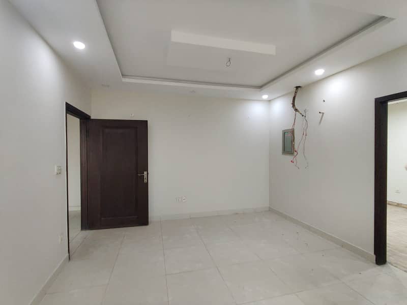 1 BED EXCELLENT NEW CONDITION GOOD CONDITION IDEAL LOCATION FLAT FOR RENT IN BAHRIA TOWN LAHORE 4