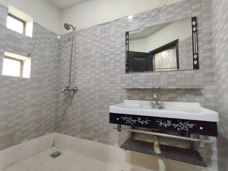 1 BED EXCELLENT NEW CONDITION GOOD CONDITION IDEAL LOCATION FLAT FOR RENT IN BAHRIA TOWN LAHORE 5