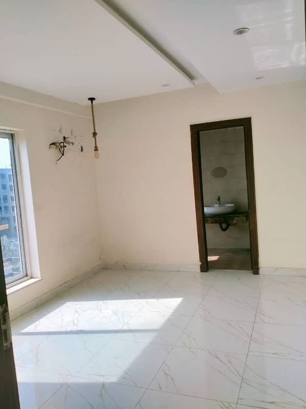 1 BED EXCELLENT NEW CONDITION GOOD CONDITION IDEAL LOCATION FLAT FOR RENT IN BAHRIA TOWN LAHORE 7