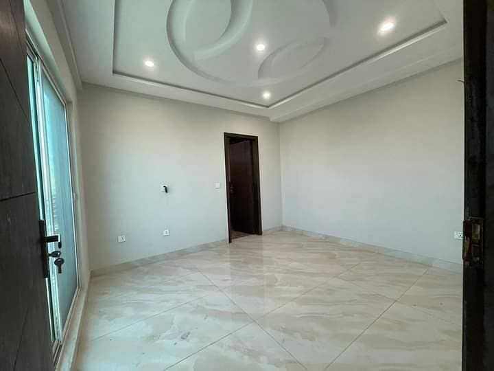 1 BED EXCELLENT NEW CONDITION GOOD CONDITION IDEAL LOCATION FLAT FOR RENT IN BAHRIA TOWN LAHORE 17