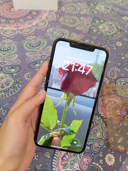 IPhone 11 pro max (256GB) Factory Unlock. 3