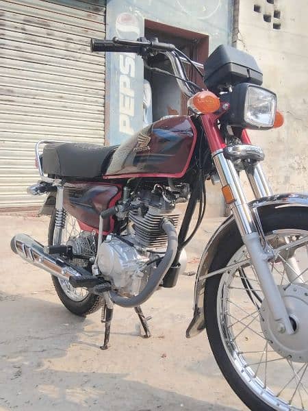 2023/24 model ha bilkul new bike ha 11000 km chli ha 1