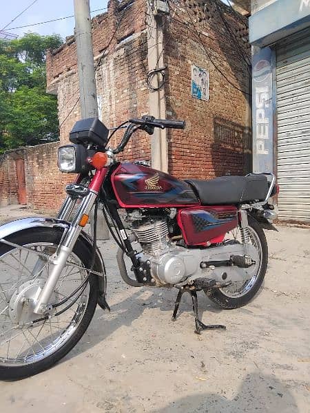 2023/24 model ha bilkul new bike ha 11000 km chli ha 4