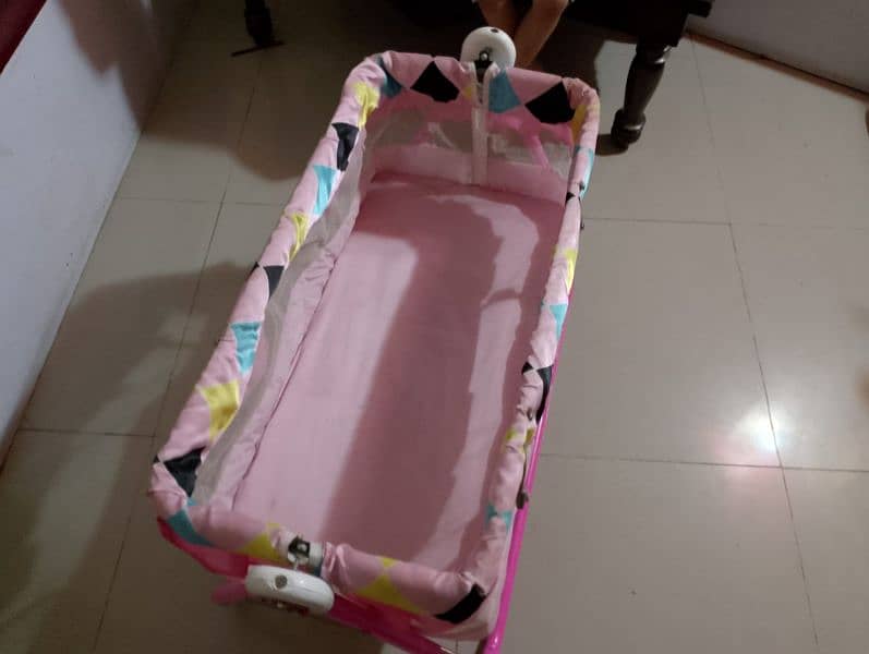 swing bed for babies in good condition and good material 2