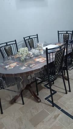 09/10 condition dinning table with 06 x chairs