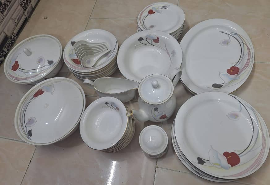 Dinner set not even used once made in england 0