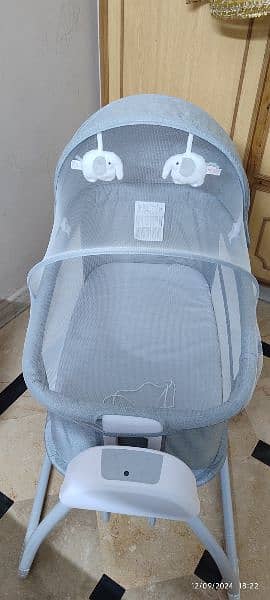 AUTOMATIC ELECTRIC BABY SWING (0-24M) UNUSED 12