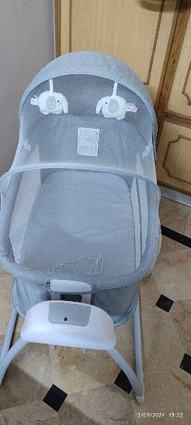 AUTOMATIC ELECTRIC BABY SWING (0-24M) UNUSED 13