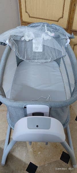 AUTOMATIC ELECTRIC BABY SWING (0-24M) UNUSED 16