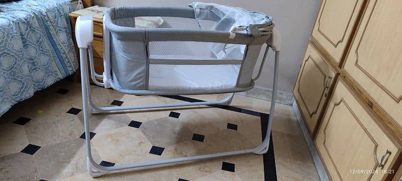 AUTOMATIC ELECTRIC BABY SWING (0-24M) UNUSED 18