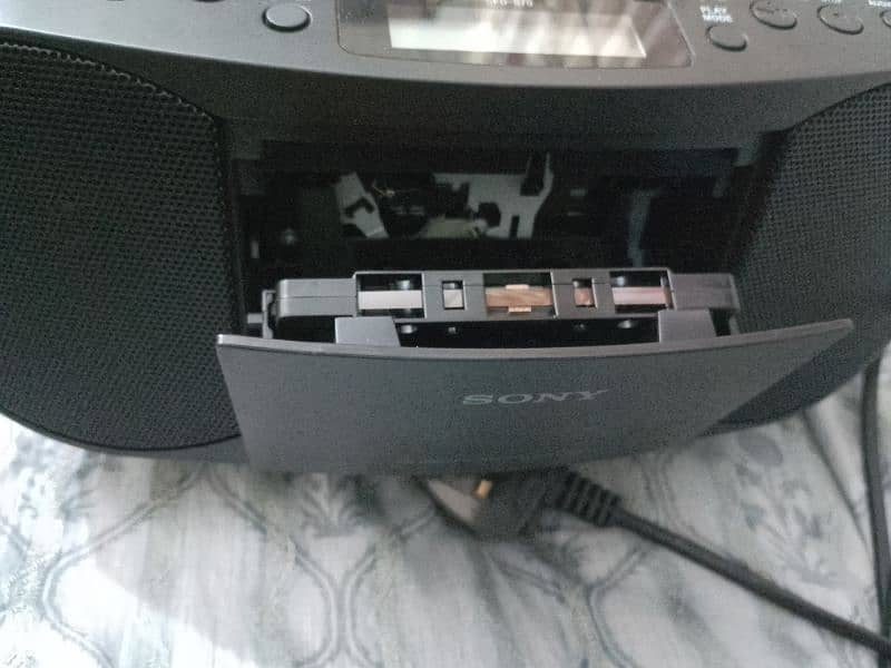 Sony cfd_s70 compact CD player cast player FM am radio and aux 1