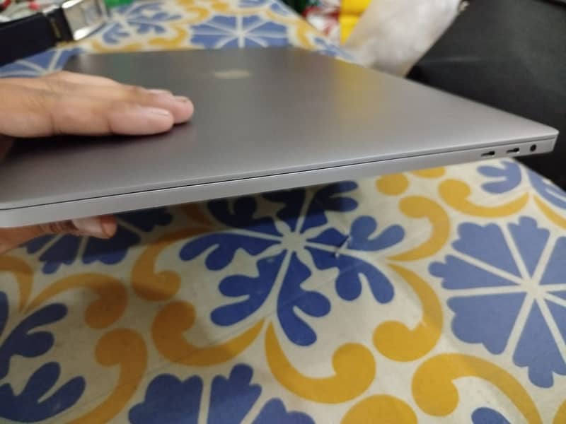 MacBook Pro 2019 Intel i7 16/512 4gb gpu 3