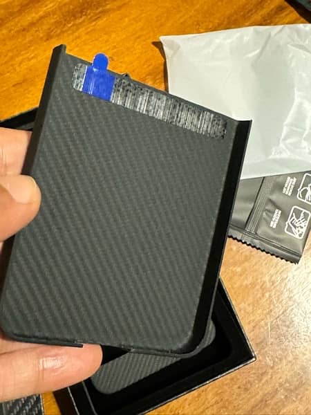 Samsung Flip 6 Carbon Fiber Case 2