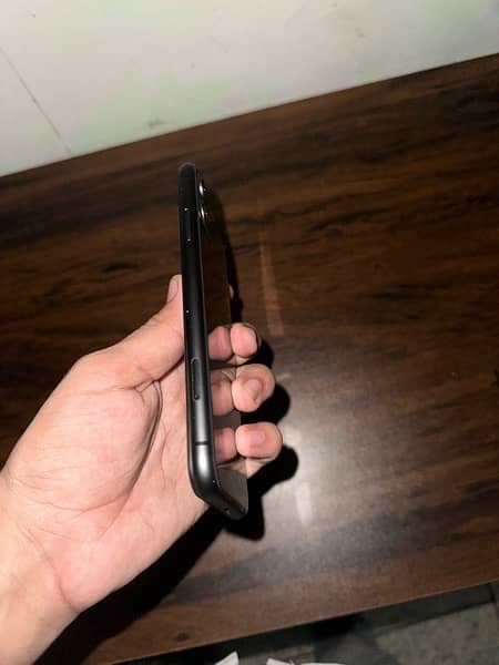 iPhone 11 pta approved single sim 128 gb 4