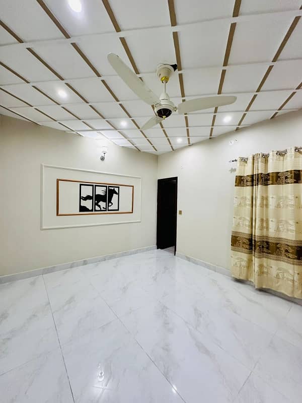 Kanal 3bed separate gate superb lower portion in wapda town (independent) 4