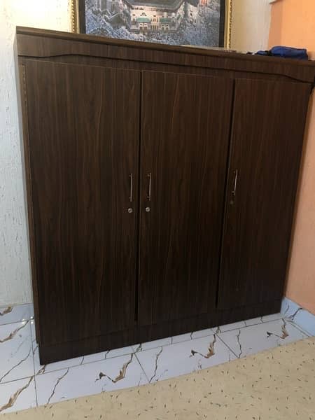 Bed and wardrobe in excellent condition 2