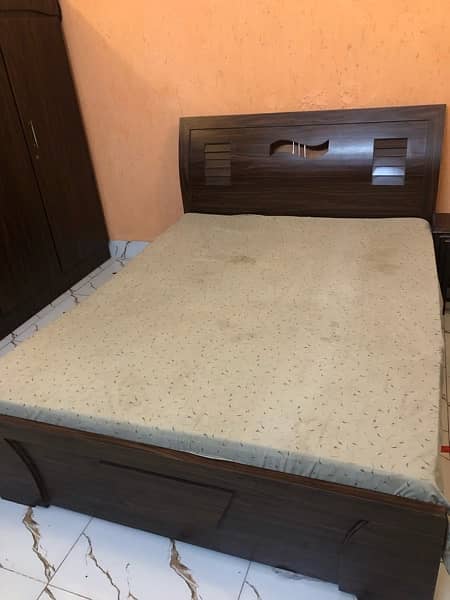 Bed and wardrobe in excellent condition 3