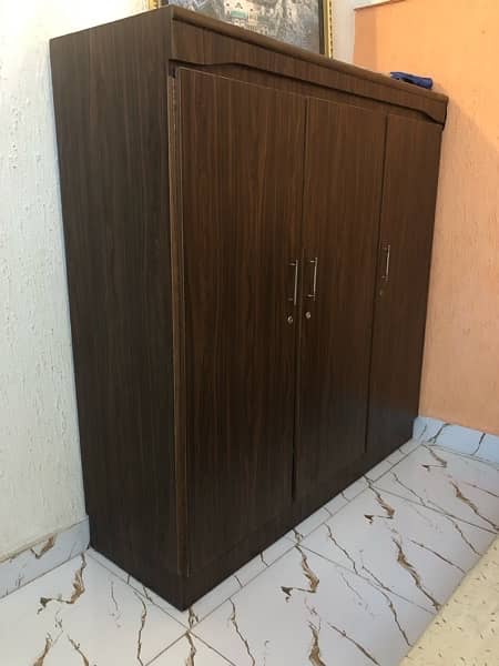 Bed and wardrobe in excellent condition 4