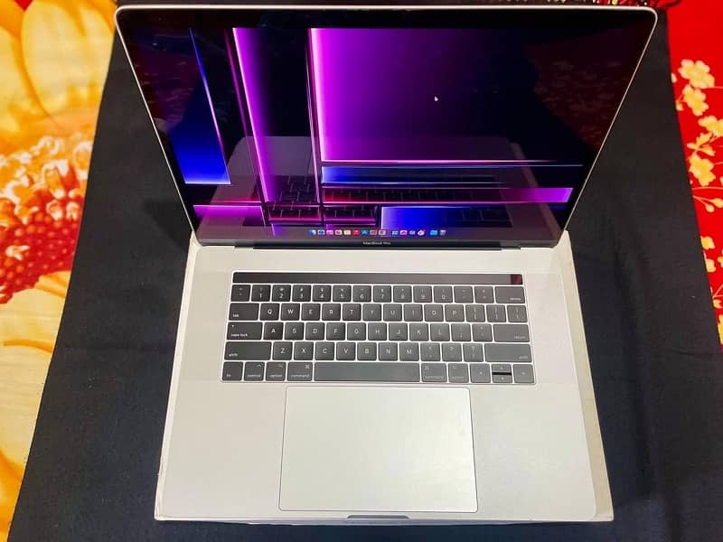 (2018)CORE I9 (32gb/500gb SSD)(4gb GPU) TOUCHBAAR (MACBOOK PRO 15.4’’) 17