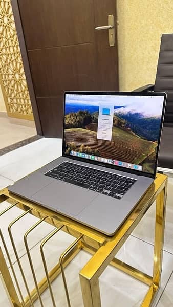 MACBOOK PRO 15.4’’ (2017) CORE I7 (16gb/512gb SSD) (4gb GPU) TOUCHBAAR 3