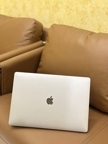 MACBOOK PRO 15.4’’ (2017) CORE I7 (16gb/512gb SSD) (4gb GPU) TOUCHBAAR 4