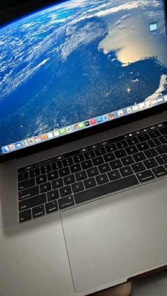 Macbook pro 15inch 2019 core i9 ex iphone 1