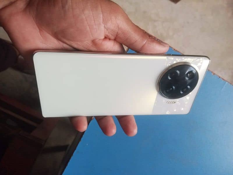 I am selling my techno mobile spark 20 pro + one week used 10/10 cndtn 2