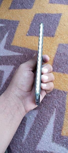 ViVo Y21 4